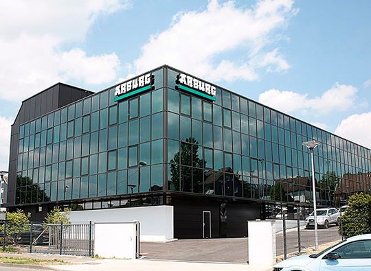 Nach zweijähriger Modernisierungsphase wurde letzte Woche das ATC in Radevormwald wieder eröffnet. Erfahren Sie hier, was man alles gemacht hat, um noch zukunftsfähiger zu bleiben.(Bild:  Arburg)