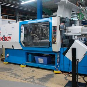 Diese Spritzgießmaschine Netstal Synergy 3000, eine 2-K-Maschine aus dem Jahr 2001 hat eine Schließkraft von circa 300 Tonnen und kann ebenso bis 31. Janaur 2024 ersteigert werden.(Bild:  Surplex)
