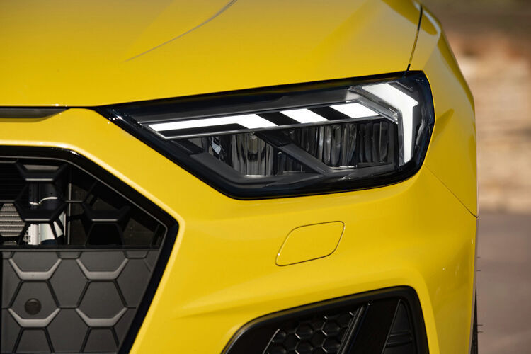Serienmäßig sind Halogenscheinwerfer verbaut. Die LED-Technik kostet knapp 1.000 Euro extra. (Audi)
