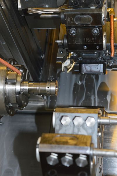 Die computergestützte CNC-Bearbeitungsmaschine bearbeitet die Bauteile mit unterschiedlichen spanabhebenden Werkzeugen präzise und konturgenau. (Bild: Schmolz + Bickenbach)