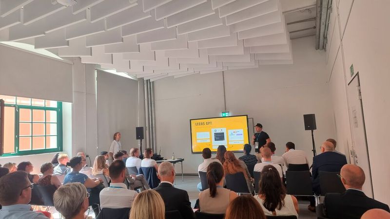 Weiter ging es mit der digitalen Werkstatt „KI-Projekte und Zukunftstrends in der Stadtverwaltung“. Rebekka Alpermann, Beraterin bei der Lecos GmbH, erläutert, in welchen Bereichen generative KI effektiv eingesetzt werden kann, wie z. B. bei der Inhaltsgenerierung und bei konversationellen Benutzeroberflächen.  (©Serina Sonsalla/Vogel IT-Medien)