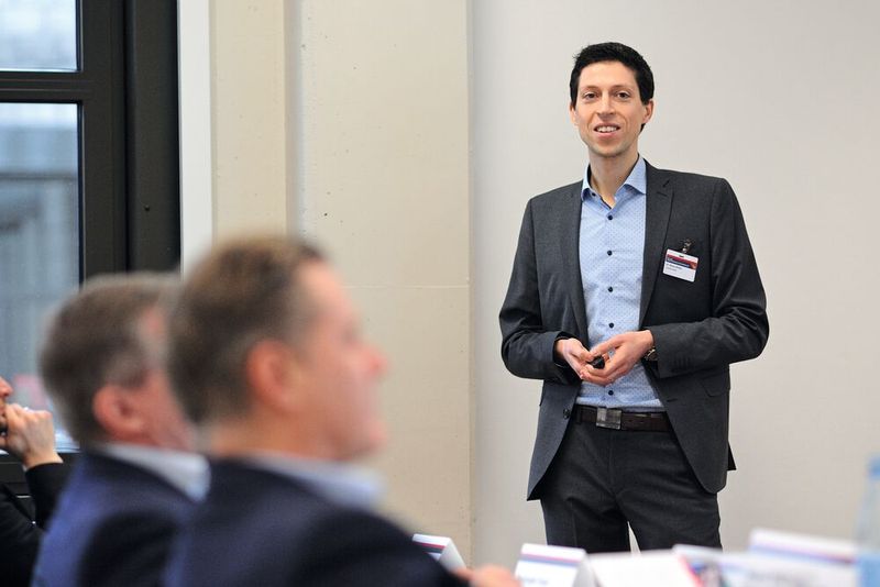 Innovationsmanager Dr. Simon Britten von Laserline zur Zukunft des blauen Lasers befragt. Seine Antwort: „Noch niedrigere Wellenlängen sind denkbar und in Arbeit.“  (Bild: Fraunhofer-ILT)