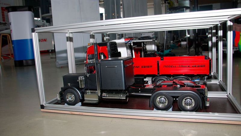 Modellbau einmal anders: Stefan Ebner, Modell-Truck-Design, zeigte voll funktionstüchtige Nutzfahrzeugnachbauten.  (Bild: Wenz)