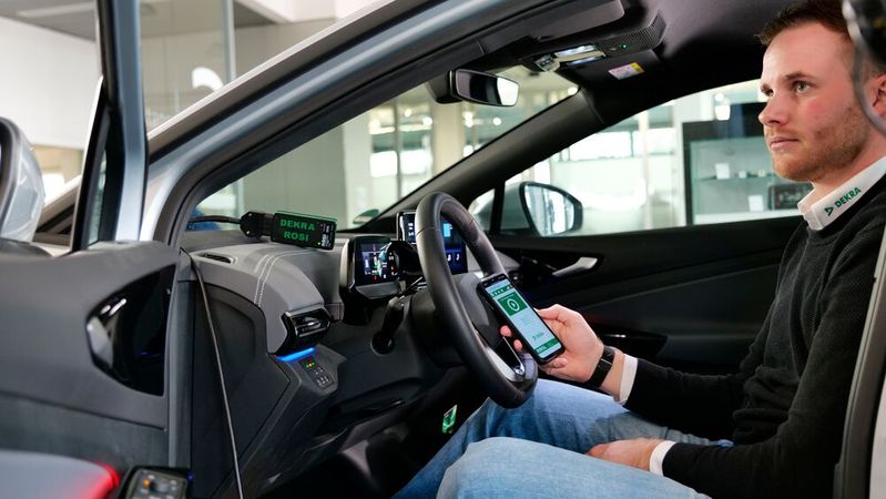 Der Dekra-Batterietest besteht aus dem Auslesen von Daten aus dem Fahrzeug sowie aus einer kurzen Beschleunigungsfahrt.(Bild:  Schmidt – VCG)