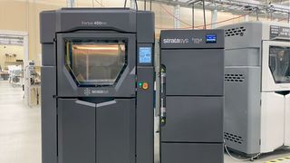 Mit dem 3D-Drucker Fortus 450mc hat Stratasys vor zehn Jahren offensichtlich einen großen Wurf hingelegt. Im Rahmen des Jubiläums gibt es nun eine verbesserste Version für die additive Fertigung von Kunststoffteilen (Bild: Stratasys)