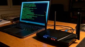 Angreifer können über eine kritische Command-Injection-Schwachstelle in der Traceroute-Diagnose-Funktion beliebige Befehle mit Root-Privilegien auf dem DWR-M961-Router ausführen und so das Gerät vollständig kontrollieren. (Bild: Gemini / Vogel IT-Medien GmbH / KI-generiert)