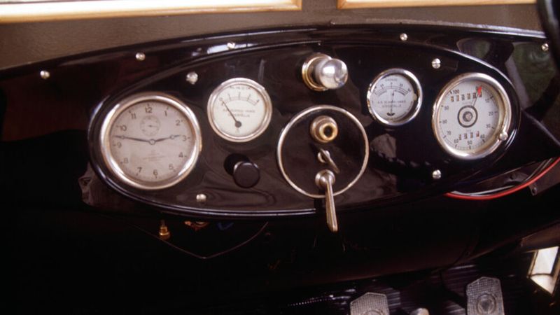 Beim Typ 3256 von 1928 des schwedischen Herstellers Scania-Vabis blickt man immerhin schon auf eine Art frühzeitliches Kombiinstrument mit Tacho und Kilometerzähler. (Bild: Scania)