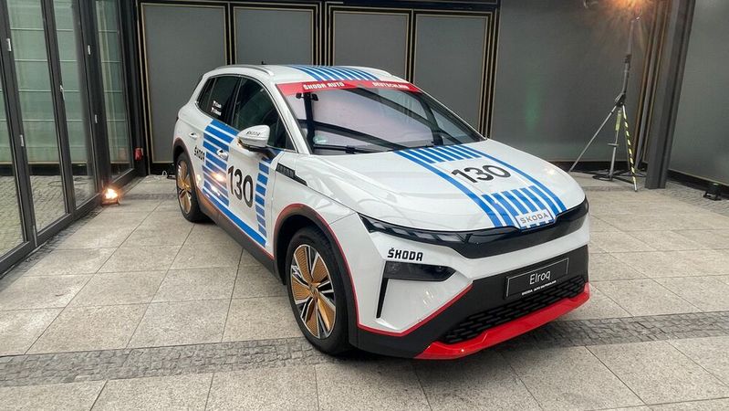 Skoda ist in Deutschland weiterhin rasant unterwegs, der Marktanteil steigt. Den im Bild gezeigten Elroq im Rallye-Trim gibt es zwar nicht ab Werk, aber das Skoda-Marketing hat ein Folierierungs-Kit im Stil des RS 130 für den Handel zusammengestellt.(Bild:  Grimm – VCG)
