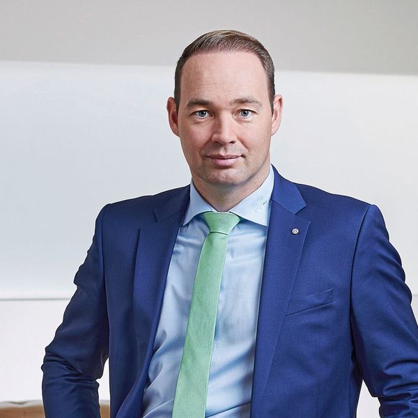 Neuer Verbandspräsident: Rob van Gils, CEO von Hammerer Aluminium Industries, ist bei der Mitgliederversammlung von Aluminium Deutschland e. V. am 15.9.2022 einstimmig zum neuen Verbandspräsidenten gewählt worden. Dr. Hinrich Mählmann, Vorsitzender der Beiräte der Otto Fuchs KG und der Schüco International KG, gibt sein Amt nach sieben Jahren ab. (Bild: Aluminium Deutschland)