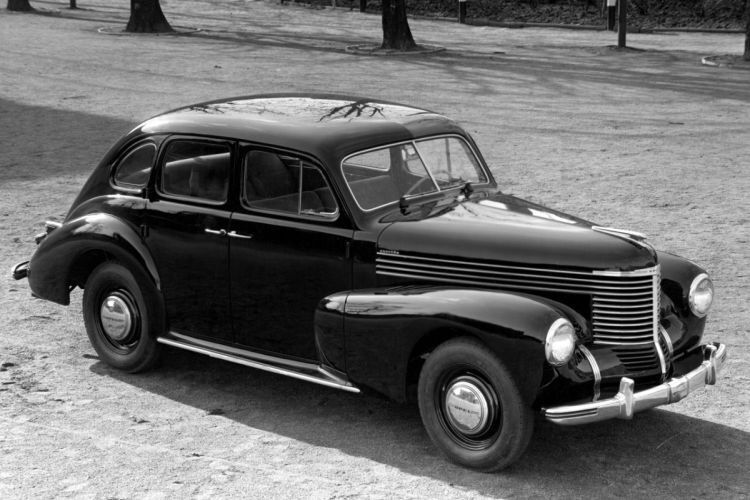 Nahezu unverändert präsentiert sich das Modell in den Fünfzigern: Nur marginal unterscheidet es sich von den Vorkriegsmodellen. Opel verzichtete unter anderem auf die elegant designten Scheinwerfer. Sein 2,5-Liter-Reihenmotor mit 40 kW/55 PS machte den Kapitän 126 km/h schnell. (Foto. Opel)