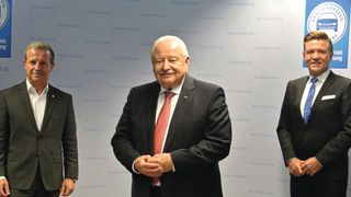 Das wiedergewählte ZDK-Präsidium steht vor großen Herausforderungen: Präsident Jürgen Karpinski (Mitte) und seine Vizepräsidenten Wilhelm Hülsdonk (rechts) und Thomas Peckruhn. (Bild: ZDK)