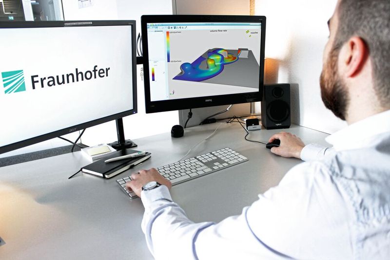 Das Fraunhofer IVV stellt eine Software Simkor für die Simulation von komplexen, offenen Spritzreinigungssystemen vor. Mit dieser lassen sich Reinigungssysteme vom Konstrukteur virtuell und nahezu in Echtzeit simulieren. Die zu reinigenden Bauteile oder Maschinen und Anlagen werden als CAD-Daten integriert. Die Reinigungswirkung kann so ganz gezielt gesteuert werden. Vor allem der Zugang zu schwer zu reinigenden Bereichen wird dadurch erleichtert. Mit der Simulationssoftware können Reinigungssysteme bereits vorab virtuell getestet und optimiert werden. Aufwendige iterative Anpassungen am Prototyp oder langwierige und teure Auslegungs- und Optimierungsprozesse entfallen damit komplett, so die Entwickler.  IFFA: Halle 11.1, Stand B41  (Bild: Fraunhofer IVV)