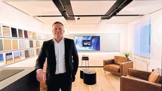 Milan Krumbe ist Geschäftsführer der Alanod GmbH & Co. KG und kann auf eine internationale Karriere zurückblicken. Nach seiner Ausbildung und einem Chemie-Studium erwarb er einen MBA, um seine Managementfähigkeiten zu schärfen. Krumbe hat bei führenden globalen Unternehmen in der Chemieindustrie Erfahrung gesammelt. Er ist bekannt für seine strategische Vision, die auf Innovationskraft, Geschwindigkeit und nachhaltigem Wirtschaften basiert. Seine Zielsetzung ist es, Alanod als Vorbild im deutschen Mittelstand zu etablieren. (Bild: Alanod GmbH & Co. KG)