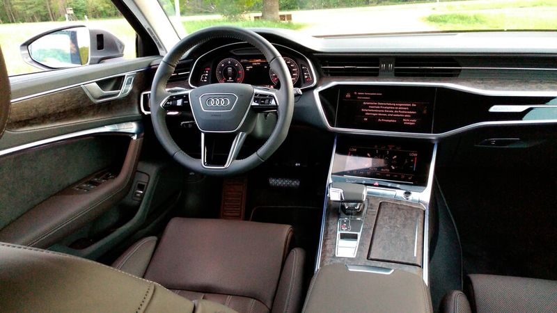 Digitalisierung: So gut wie alle Funktionen des Autos lassen sich per Touchscreen steuern, akustisches und haptisches Feedback auf dem Touchscreen erzeugt den virtuellen Eindruck echter Tasten. (Bild: Thomas Günnel/Automobil Industrie)