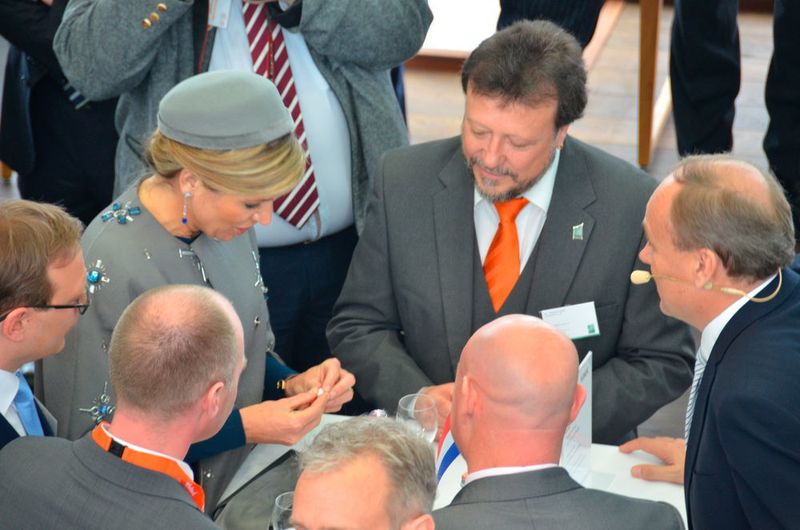 Königin Máxima informierte sich über eine neue Entwicklung der Firma Medimetrics: Eine elektronische Kapsel, die personalisiert und zeitlich kontrolliert Medikamente freigibt. Begleitet wird sie von Dr. Thomas Feigl, Geschäftsführer des Forum Medtech Pharma e.V. (Forum Medtech Pharma)