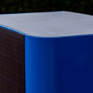 Auf dem Dach und an den Seiten der Cargobox sind Solarpanele montiert, die laut Hersteller bis zu 545 Wp bereitstellen sollen.(Bild:  Need The Globe)