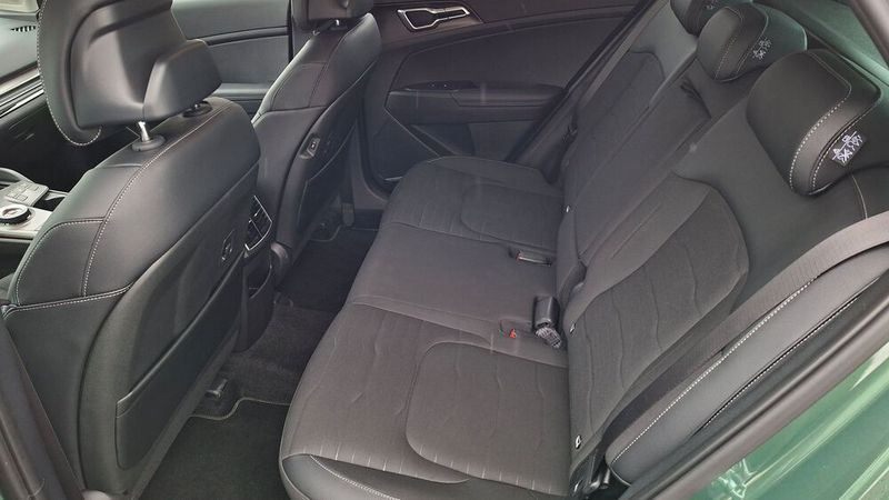 Der Kia Sportage kann mit viel Beinfreiheit punkten. Die Insassen im Fond reisen auch auf Langstrecken komfortabel, wenngleich die Rückbank wenig ausgeformt ist. (Bild: Dominsky – VCG)