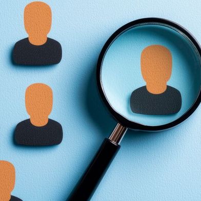 Unternehmen sollten unterschiedliche Datenquellen aus IT-, Cloud- und OT-Umgebungen in einer zentralen Plattform zusammenführen, um Identitäten, Zugriffe und Berechtigungen konsistent zu kontrollieren und damit reale Angriffspfade sichtbar zu machen. (Bild: © Kritsadee - stock.adobe.com)