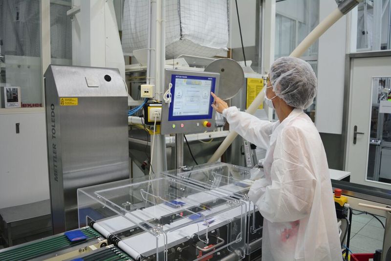 Dynamische Kontrollwaagen überprüfen das Gewicht jedes Produktes in Bewegung und in Echtzeit, ohne den Produktionsablauf zu unterbrechen. (Bild: Mettler-Toledo)