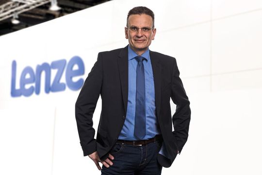 Gerd Schüler, Senior Vice President Process and Quality Management bei Lenze, erklärt: „Es gibt mehr Möglichkeiten, Lenze-Produkte individuell auszuprägen, als die Milchstraße Sterne hat.“(Bild:  2017 Ralf Böttcher)