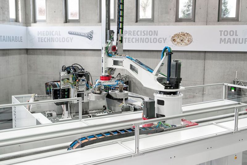 Die neue Portalautomation arbeitet schnell und präzise, bietet eine deutlich größere Reichweite als ein Industrieroboter bei vergleichbarer Masse und dennoch dieselben Freiheitsgrade. Das Beladen erfolgt von oben, ohne Platzbedarf im Arbeitsumfeld. (Bild: Chiron)