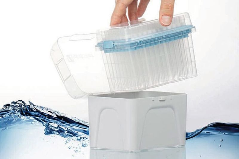 Das Single-Refill ermöglicht ein steriles Nachfüllen der Spitzenbox über einen unkomplizierten Handgriff. (Sarstedt AG & Co. KG)