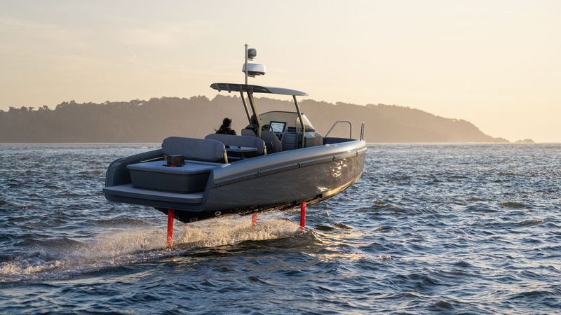Mithilfe seines Hydrofoils fliegt das Boot knapp über dem Wasser. Das verringert den Widerstand, was sich positiv auf die Reichweite des Elektroantriebs auswirkt. (Bild:  Candela)