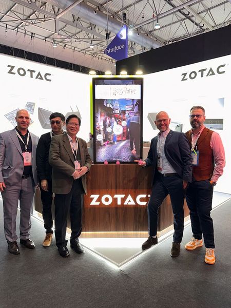 Das ZOTAC Team wollte ohne uns fotografiert werden, aber wir Mädels haben uns geweigert. Na, wer findet uns? (Bild: Vogel IT-Medien GmbH)
