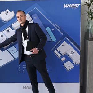 Ulf Büning-Pfaue, Leiter Service Gesamt, gibt den Jurymitgliedern des Automotive Business Awards zu Beginn des gemeinsamen Rundgangs bzw. der Rundfahrt eine erklärende Orientierung.(Bild:  Rosenow – VCG)