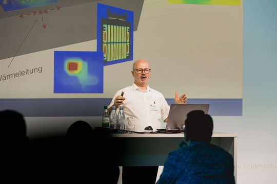 Ein wahres „Urgestein“ ist Tobias Best von Alpha Numerics. Er ist einer der Gründer der Konferenz, die damals noch unter dem Namen Cooling Days gestartet ist. Mittlerweile ist er ein fester Bestandteil des Tracks Wärmemanagement bei Power of Electronics. (Bild:  Stefan Bausewein)