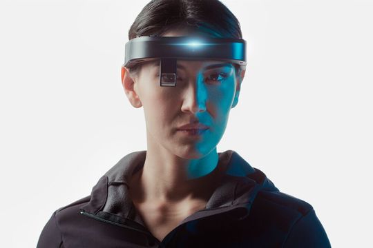 So sieht die neue AR-Brille „Arc 2“ von Almer Technologies aus. Das Unternehmen hat sich dazu viele Gedanken gemacht, um, wie es heißt, neue Maßstäbe beim Einsatz von Augmented Reality in der industriellen Praxis setzen zu können. Hier erfahren Sie, was das bedeutet.(Bild:  Almer Technologies)