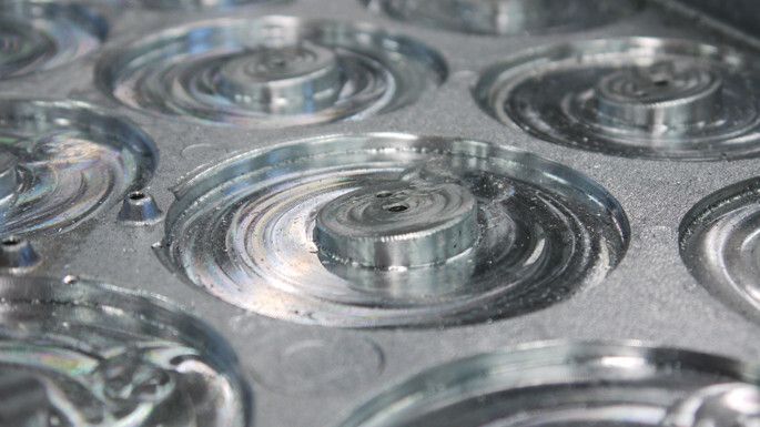 Bild 3: Fertig ausgefräste Kreistaschen für die Befestigung der LED-Spots. (Bild: JBO)