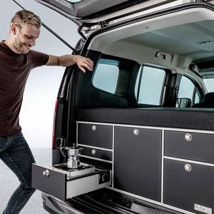 Die Küche basiert auf einem Schubladensystem, in das ein Kartuschenkocher, eine Spülmöglichkeit mit einem 13-Liter-Wassertank und eine 31-Liter-Kompressor-Kühlbox integriert sind.(Bild:  © Mercedes-Benz AG)