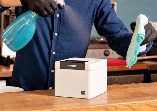 Das Design der POS-Drucker CT-E301 und CT-E601 mache es leicht, sie zu reinigen, ohne mit nur umständlich oder schwer zugänglichen Stellen kämpfen zu müssen.(Bild:  Citizen Systems)