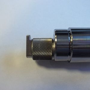 Exzentrisches Drehteil aus hochfestem Edelstahl mit Rändelung RGE 1,0, dessen gesamte Fertigungszeit durch das Wagner-Werkzeug B15 K um 20% verkürzt werden konnte. 