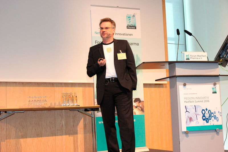 … Dr. Torsten Eckardt, Hermes Arzneimittel, zum Thema Open Innovation. Vorgestellt wurde ein Wettbewerb zu Patienten-Selbsttests. (Reinhardt/Devicemed)