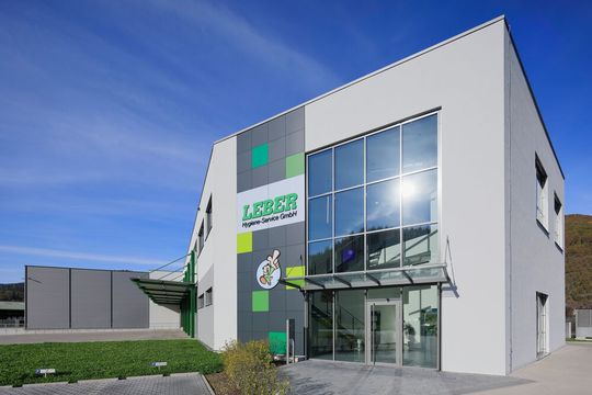 In Gutach hat Freyler Industriebau für die Leber Hygiene-Service GmbH einen neuen Firmensitz geplant und realisiert. So sieht er aus. Das Ganze war auch durchaus herausfordernd. Hier mehr dazu ... In Gutach hat Freyler Industriebau für die Leber Hygiene-Service GmbH einen neuen Firmensitz geplant und realisiert. So sieht er aus. Das Ganze war auch durchaus herausfordernd. Hier mehr dazu ...