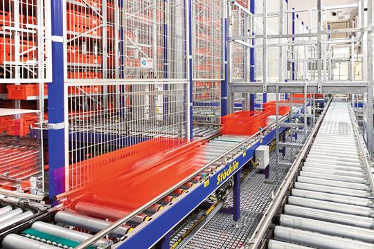 Auf Geraden und in Kurven ist auf der Fördertechnik stündlich ein Durchsatz von rund 1.200 Behältern möglich.(Bild:  Stöcklin Logistik)