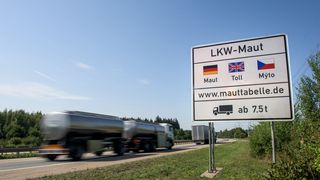 Die Lkw-Maut spült jedes Jahr Milliarden Euro in die öffentlichen Kassen  (Bild: Toll Collect)