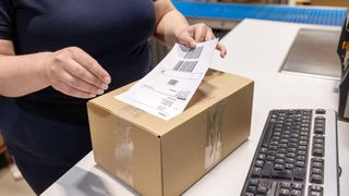 Hermas neues Haftmaterial forciert den Einsatz klassischer, silikonisierter Linerless-Etiketten auch dort, wo besondere Anforderungen an Haftung und Prozesssicherheit gestellt werden, beispielsweise in Versand- und Logistikzentren. (Bild: alvarez / iStock)