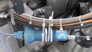 Der Einsatz der Lichtleiterversion des Sensors erlaubt ein Arbeiten im Ex-Bereich. Die kompakte Bauform erleichtert die Installation der Geräte. (IPF Electronic)