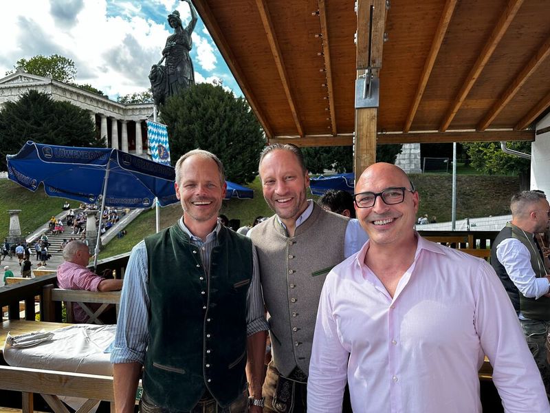 (v. l.) Andreas Bechtold, Mathias Bachsleitner und Helge Scherff ( Infinigate) genießen das Traumwetter. (Bild: Vogel IT-Medien GmbH)