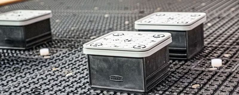 Alle gängigen Rastergeometrien lassen sich mit den optimierten Vakuum-Spannmitteln VCBL-R bestücken.(Bild:  J. Schmalz GmbH)