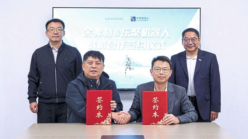 (v.l.) Zhendong Ke, Vice President von Leju Robotics, Hao Gao, General Manager Central Region von Leju Robotics, Haitian Sun, General Manager von Schaeffler Humanoids und Yilin Zhang, Regional CEO Region Greater China der Schaeffler AG, besiegelten die Partnerschaft.(Bild:  Schaeffler AG)