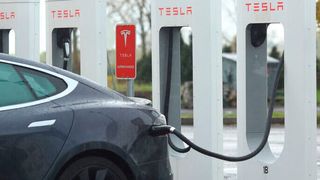 Tesla forciert den Ausbau von Supercharger-Ladestationen im Westen Chinas. Einige lokale Start-ups folgen nun.  (Bild: Jens Wolf/dpa-Zentralbild/dpa)