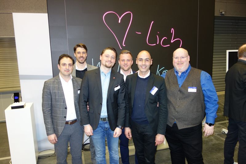 Herzlicher können diese Jungs nicht sein (v. l.) Thomas Spanidis und Christian Schirduan, Samsung, Engelbert Földenyi, S&K, Fabian Schuller, Bel Zidane und Jens Wege, Samsung. (Bild: IT-BUSINESS)