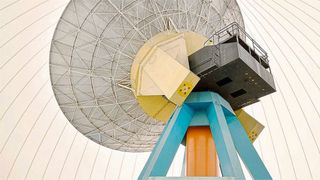 Daten von Artemis-1: Die Parabolantenne der Sternwarte in Bochum misst 20 Meter und befindet sich unter einer Wetterschutzkuppel. (Bild: Sternwarte Bochum)