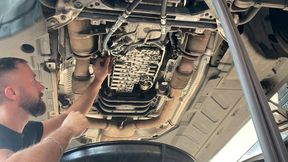 Das Spülen von Automatikgetrieben ist eine technisch sinnvolle und für Werkstätten lukrative Angelegenheit. Das Öl, das sie dabei einfüllen sollten? Am besten eines von FUCHS – schließlich sind viele Gertiebe damit bereits ab Werk befüllt. (Bild: FUCHS LUBRICANTS GERMANY GmbH)