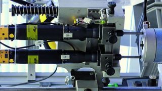 Bild 1 (links): Der Werker braucht den Zweifachschrauber nur noch aufzusetzen und den Hebel zu betätigen. Alle Schraubdaten werden dokumentiert. (Bild: Atlas Copco Tools)