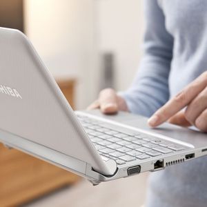 Das große Multitouch-Touchpad sorgt für reibungslose Bedienung.